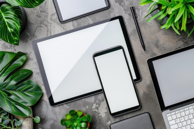 Mockup de un teléfono inteligente, una tableta, una computadora de escritorio y una computadora portátil