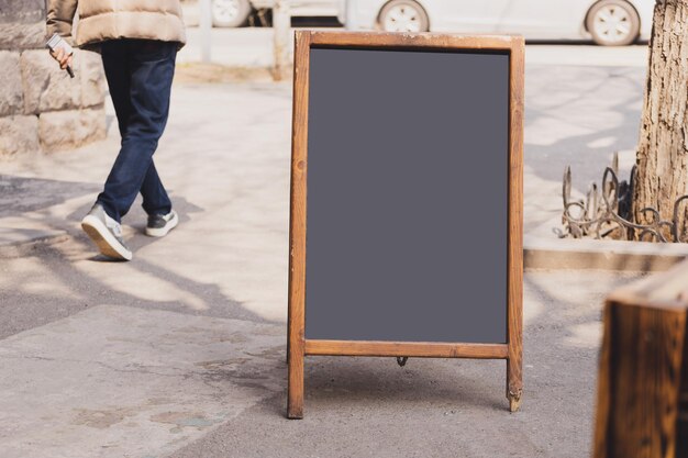 Mockup vazio em branco do quadro-negro do menu do café no espaço da cópia da rua e espaço vazio para maquete publicitária
