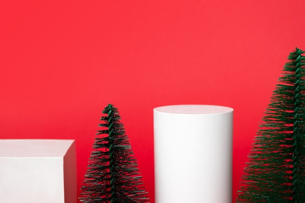 Mockup White Cube Podien und Weihnachtsdekoration Tannenbaum