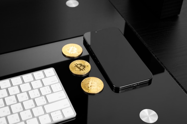 Mockup-Zahlung mit Bitcoin-Frau mit Handy und goldener Münze und Bitcoin in den Händen