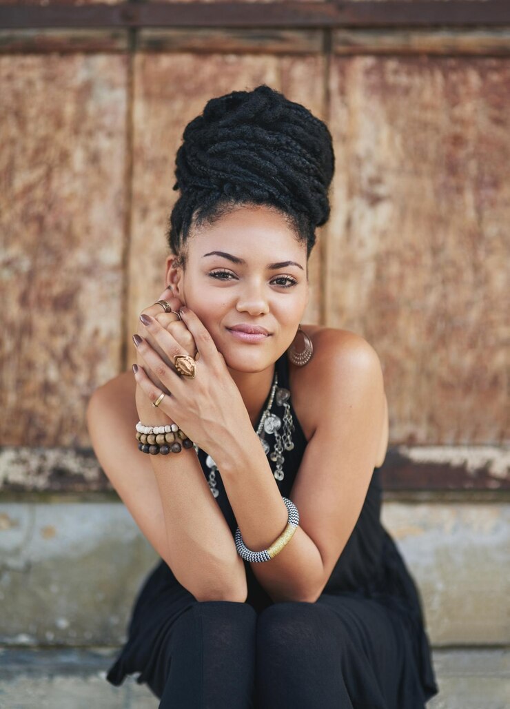 Foto moda ao ar livre e sorriso de mulher vestido e confiante com estilo boho criativo e elegante retrato cidade e pessoa com jóias únicas relaxar e confortável com roupas colar ou jamaica