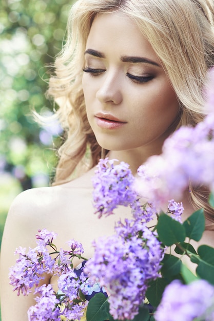 Moda ao ar livre mulher jovem e bonita flor lilás