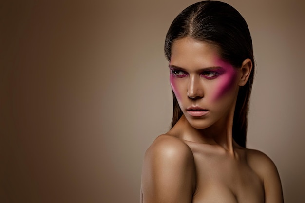 Moda arte pele mulher rosto retrato closeup Glamour brilhante maquiagem profissional com maquiagem cor-de-rosa na moda