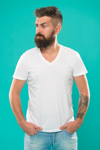 Moda de barba y concepto de barbero Hombre barbudo hipster elegante barba fondo turquesa Consejos de barbero mantener barba Cuidado elegante de barba y bigote Aspecto hipster Masculino y valiente