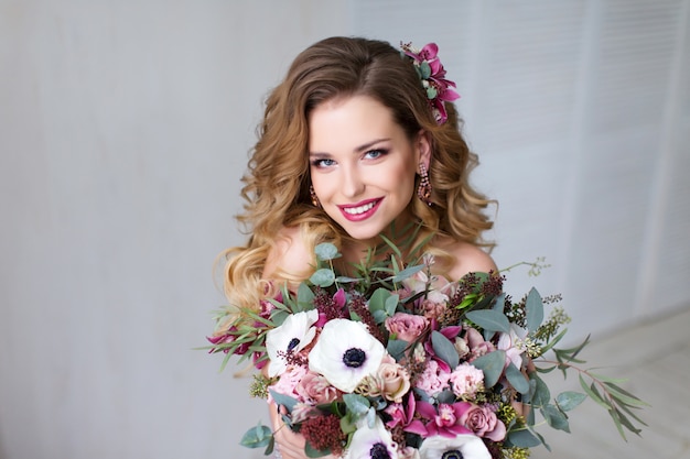 Moda beleza modelo garota com cabelo de flores.