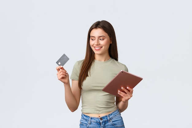 Moda y belleza, estilo de vida y concepto de compras. Sonriente clienta guapa, niña