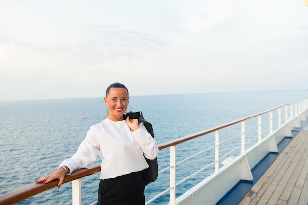 Moda, belleza, mirada. Mujer feliz con chaqueta de negocios a bordo en miami, estados unidos. Viajando por negocios. Sonrisa sensual de la mujer a bordo del barco en el mar azul. Pasión por los viajes, aventura, descubrimiento, viaje.
