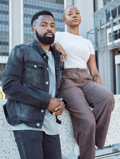 Moda de belleza y retrato de pareja negra en la ciudad para apoyo amoroso y vacaciones de verano Estilo urbano fresco y relación con hombre y mujer relajarse en la ciudad para un estilo moderno y moderno juntos