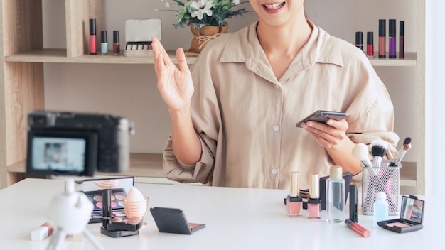 moda blogueiro gravação de vídeo apresentando maquiagem cosméticos em casa