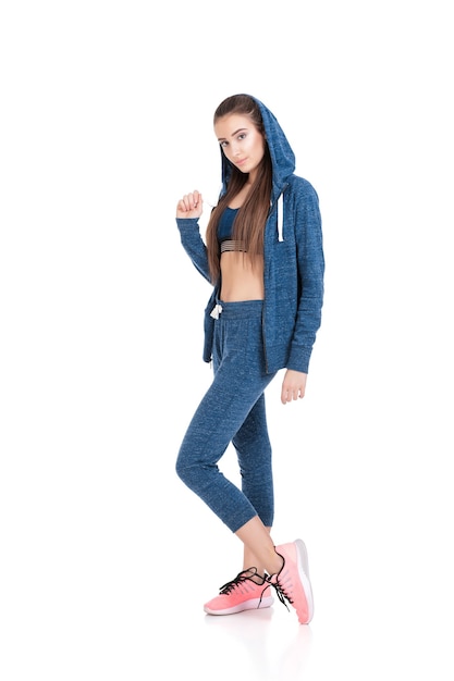 Moda cabe mulher em sportswear azul isolado no fundo branco