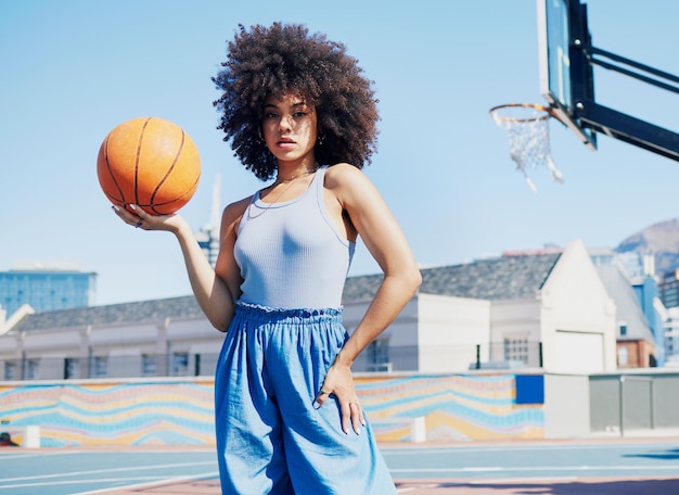 Moda de cancha de baloncesto y retrato de mujer negra en la ciudad con actitud de estilo urbano y ropa de moda Parque de fitness deportivo y modelo de niña al aire libre con pelota para el ocio seguro y elegante