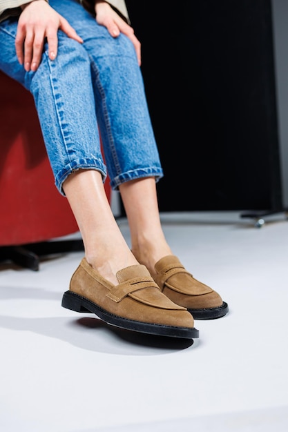 Moda casual para mujer Zapatos clásicos para mujer Piernas delgadas femeninas en pantalones y mocasines casuales con estilo marrón Zapatos cómodos de verano para mujer