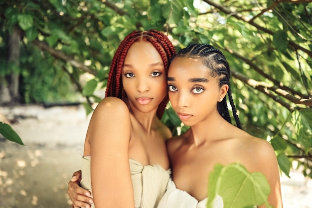 Moda cerca retrato al aire libre hermosa joven afroamericana pareja femenina con trenzas cabello
