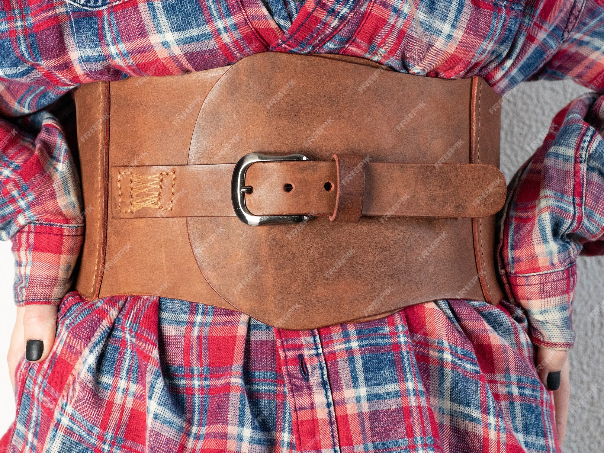 transferir Cap Molestar Moda. cinturón ancho de mujer de cuero de color marrón con hebilla, vestido  de niña con camisa roja en una jaula | Foto Premium