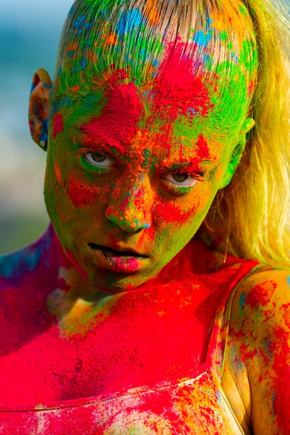 Moda close-up retrato de jovem no festival de cores holi