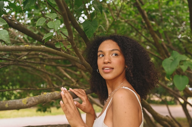 Moda close up retrato de sensual atraente jovem naturalmente bela mulher afro-americana