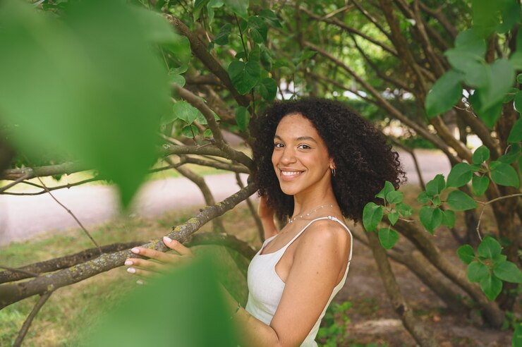 Moda close-up retrato de uma jovem atraente, naturalmente bonita, mulher afro-americana
