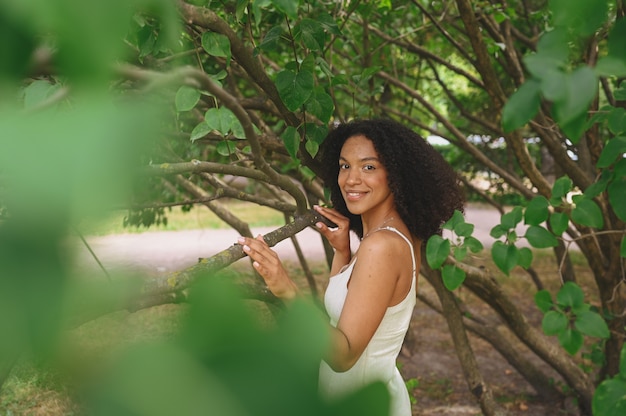 Moda close-up retrato de uma jovem atraente, naturalmente bonita, mulher afro-americana