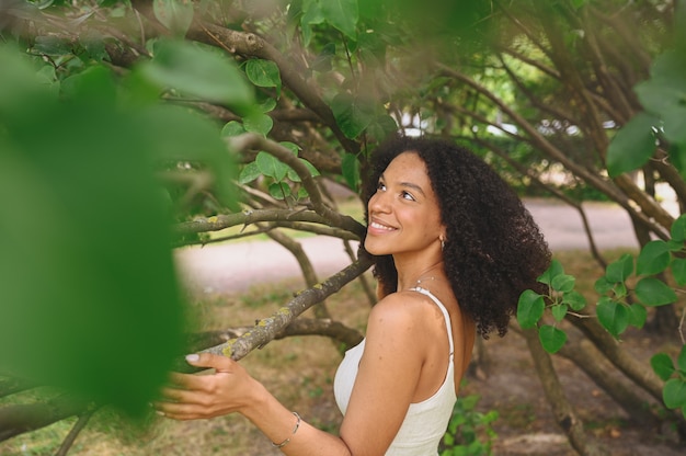 Foto moda close-up retrato de uma jovem atraente, naturalmente bonita, mulher afro-americana