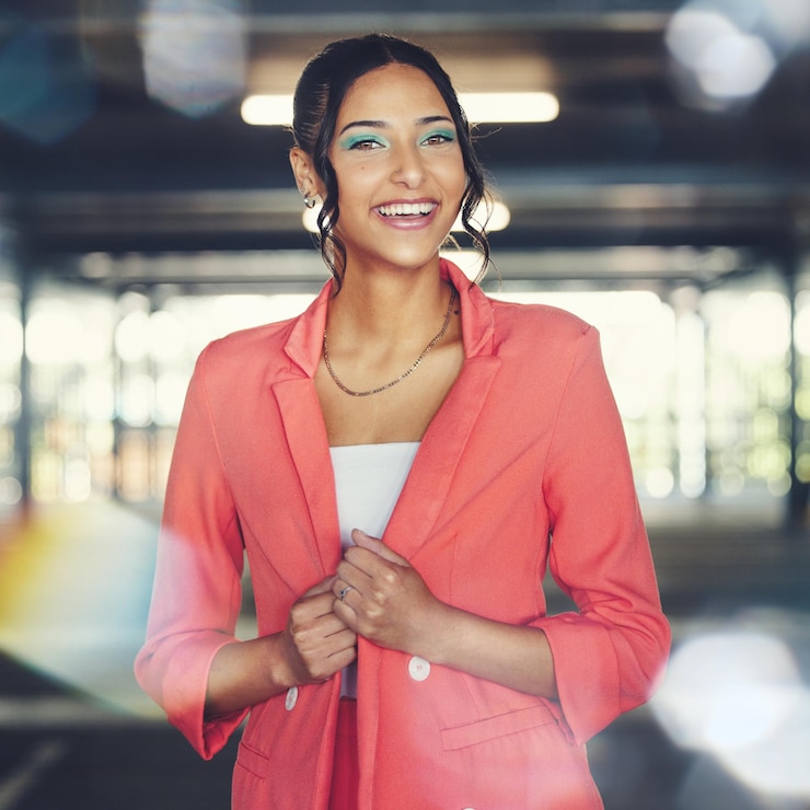 Foto moda corporativa de mulher de negócios e retrato na cidade com sorriso feliz e ideias estilo de advogada profissional feminina e reflexo de lente com confiança e deslocamento matinal no estacionamento urbano