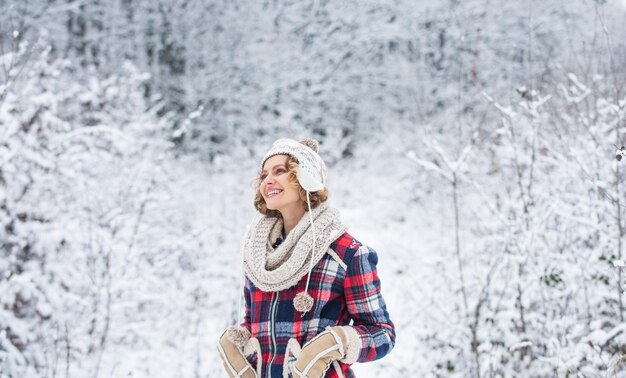 Moda de inverno. mulher Aproveite a paisagem de inverno do bosque nevado. moda feminina de inverno. minha estação Favorita. tempo feliz. as férias de inverno são perfeitas. tempo de férias relaxe. melhor lugar para sentir liberdade.