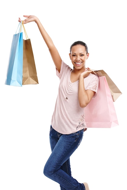 Foto moda de sacolas de compras e retrato de mulher em estúdio isolado em um fundo branco ofertas de vendas com desconto de sexta-feira negra e cliente feliz do sexo feminino segurando presentes depois de comprar na loja de shopping ou loja