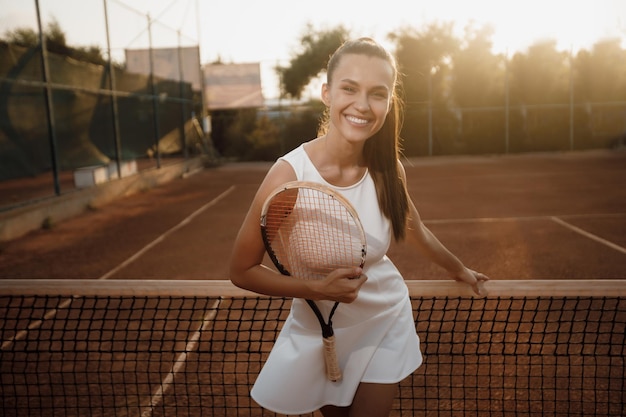 moda de tênis jovem mulher bonita