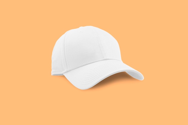 Foto moda y deportes gorra blanca aislada en un hermoso fondo de color pastel con camino de recorte