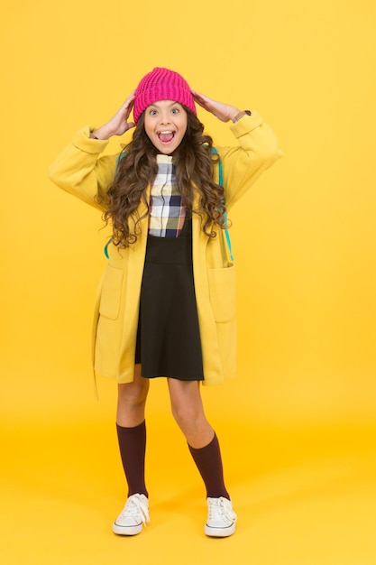 Moda para disfrutar al máximo de la vida escolar Niño feliz usar moda estilo fondo amarillo Aspecto de moda de niña pequeña Tendencias de moda para la escuela