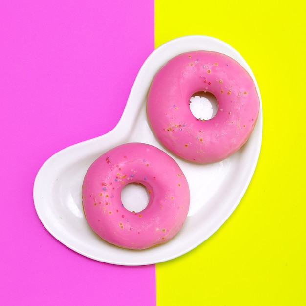 Moda donut em fundo colorfull. arte plana mínima