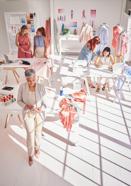 Moda e designer de trabalho em equipe com mulheres de negócios na oficina de estúdio para tecidos criativos e luxo Planejamento e gerenciamento de varejo com funcionários na fábrica para ideias e fabricação de têxteis