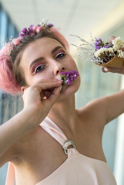 Foto moda e jovem demonstrando maquiagem e unhas lindas