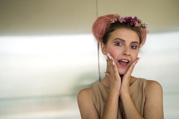 Foto moda e jovem demonstrando maquiagem e unhas muito bonitas