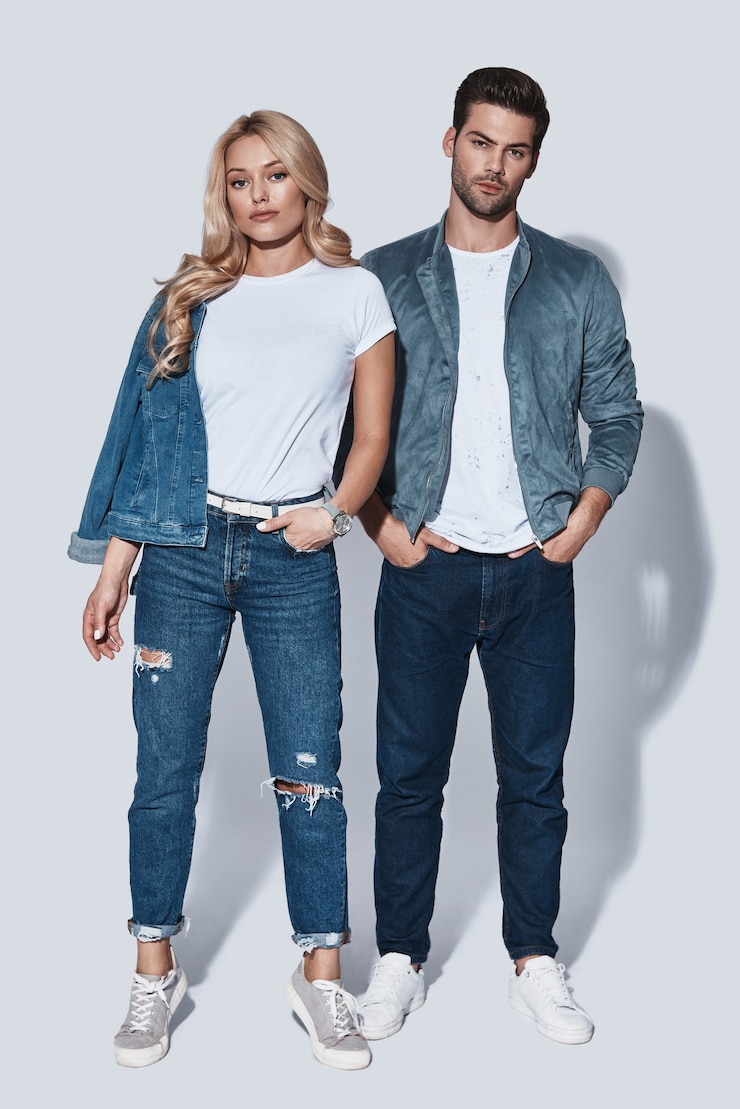 Foto la moda es vida. hermosa joven pareja mirando a la cámara