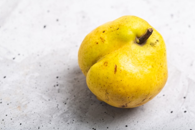 Moda fea fruta orgánica membrillo sobre la mesa