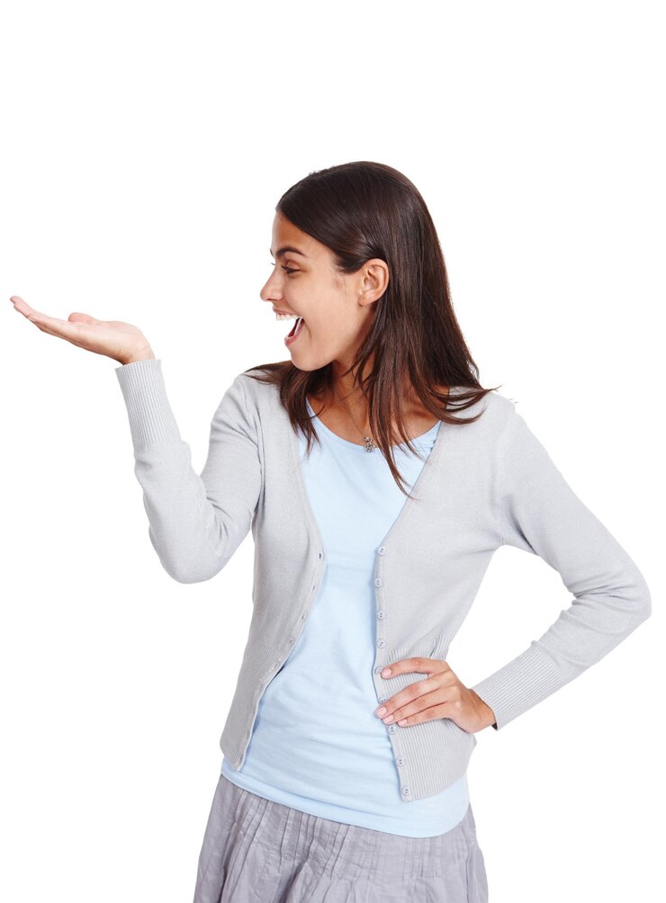 Foto moda feliz e modelo com maquete de produto em um estúdio para colocação de marketing ou publicidade sorriso de felicidade e mulher animada pesando espaço simulado com a mão isolada por fundo branco