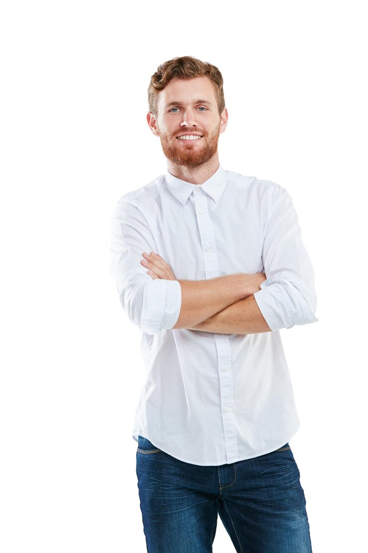 Foto moda feliz e retrato de um modelo de homem em um estúdio com uma roupa elegante casual e luxuosa sorriso natural e jovem macho com estilo legal e roupas da moda isoladas por um fundo branco