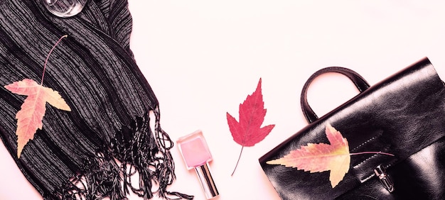 Moda femenina otoño accesorios zapatos y bolso sobre fondo de color pastel Concepto de belleza y moda