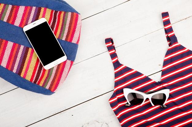 Moda feminina de verão com telefone inteligente de maiô de bolsa listrada colorida e óculos de sol