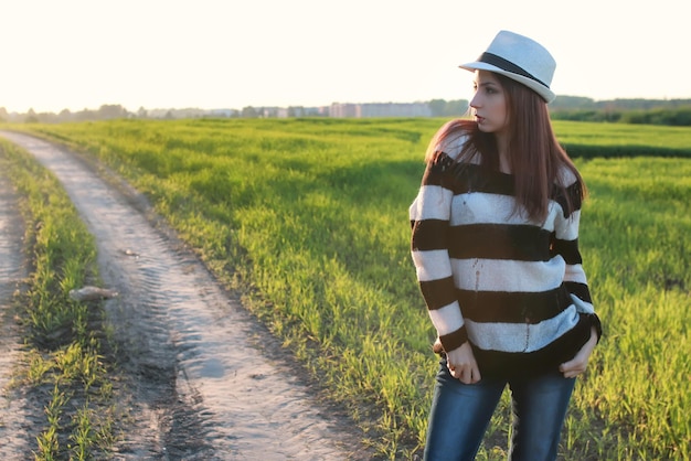 Moda feminina no campo ao pôr do sol