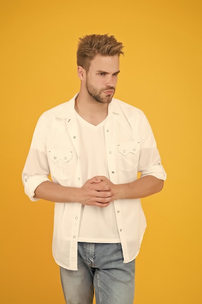 Moda formal Estilo formal Loja de roupas Estilo clássico e minimalista Camisa de desgaste de homem atraente Confiante em seu atraente estilo de negócios de cara barbudo Modelo de moda homem bonito Homem macho sexy