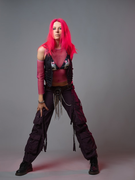 Moda futurista: uma jovem mulher atraente e brilhante com cabelo rosa