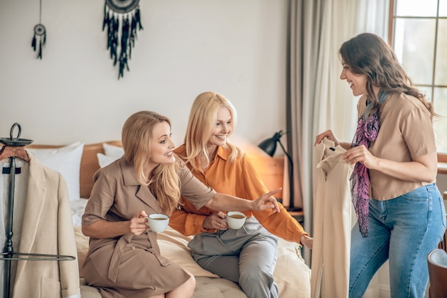 Moda. Grupo de mulheres conversando sobre novas roupas da moda