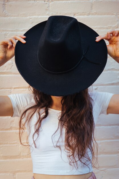 Moda hermosa mujer adolescente posando con sombrero