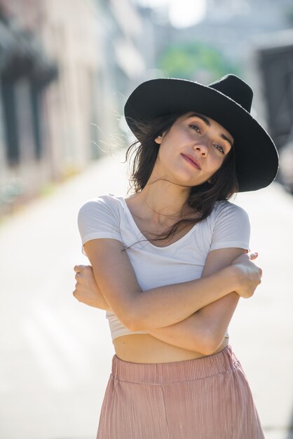 Moda hermosa mujer adolescente posando con sombrero