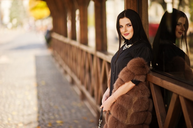 Moda hermosa mujer sensual al aire libre