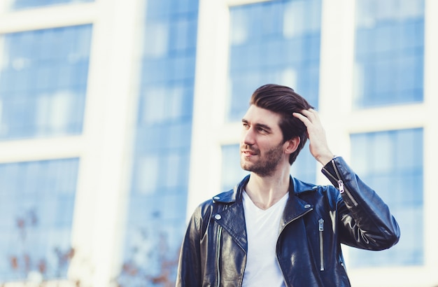 moda hombre en chaqueta de cuero negro