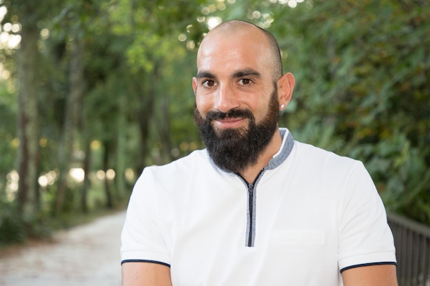 Moda hombre hipster barba calvo en el parque al aire libre