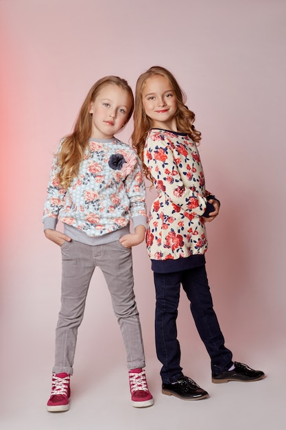 Moda infantil dois jovens modelos meninas crianças