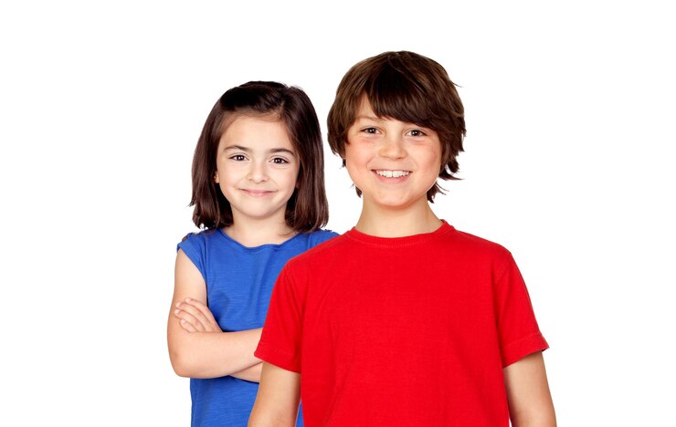 Foto moda infantil e conceito de pessoas feliz sorridente menino e menina olhando para a câmera